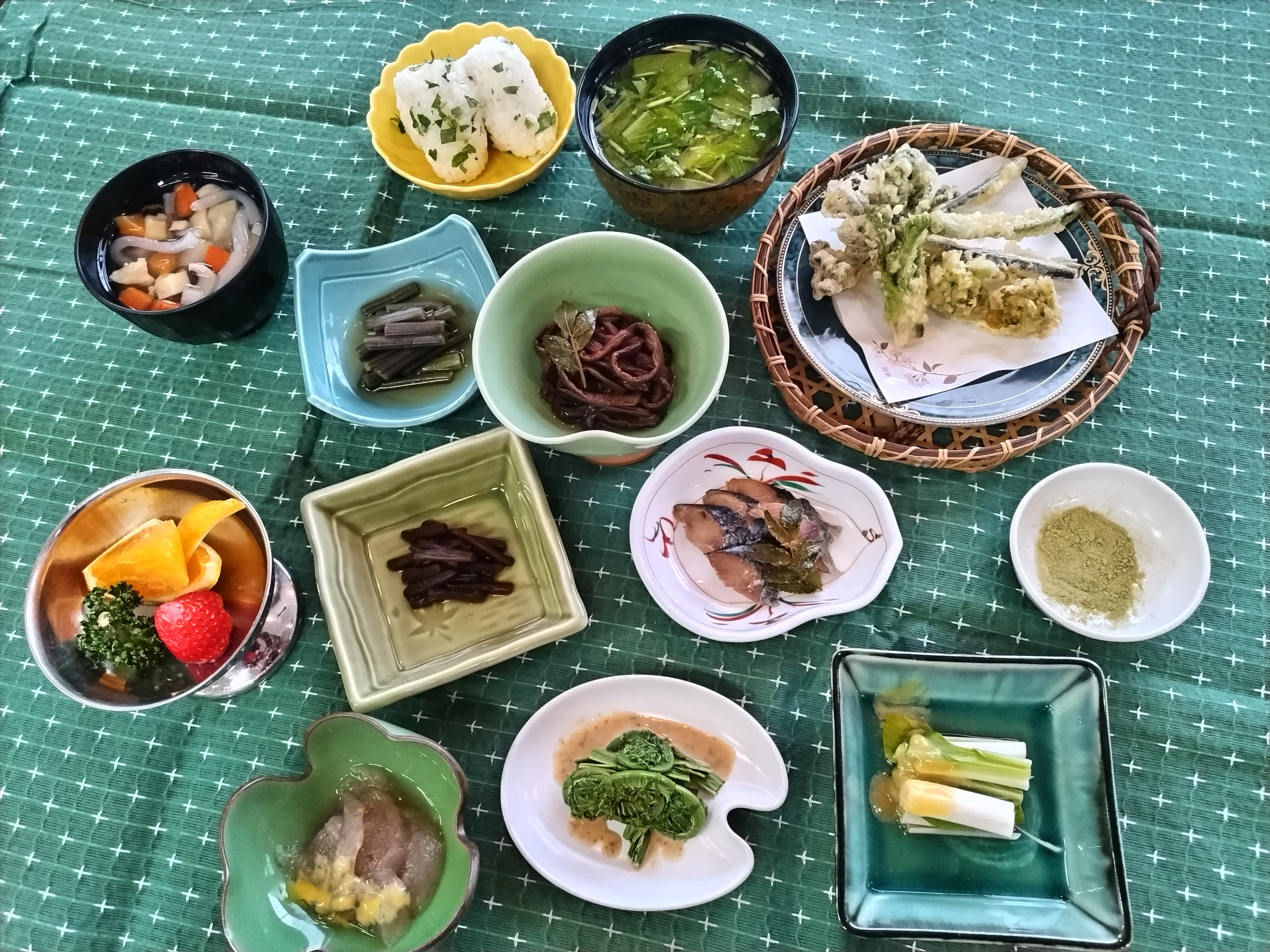 旬の味覚！わらび採りとホテル角神 山菜郷土料理