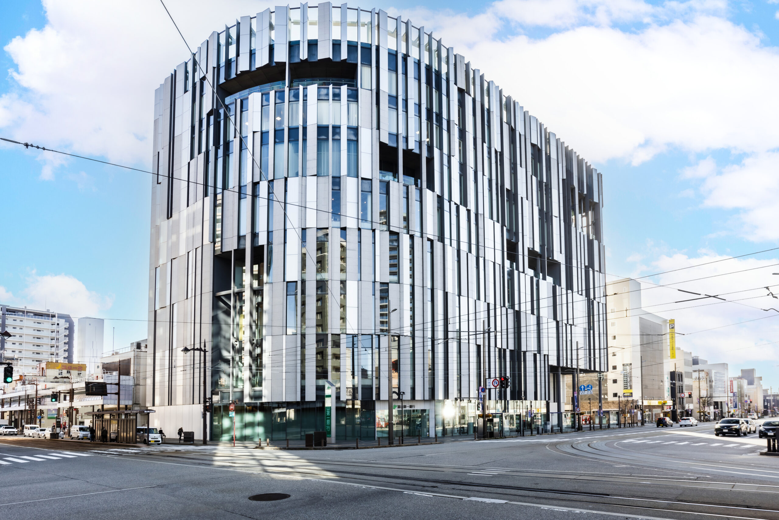 海洋深層水仕込み 牡蠣食べ放題と富山市ガラス美術館