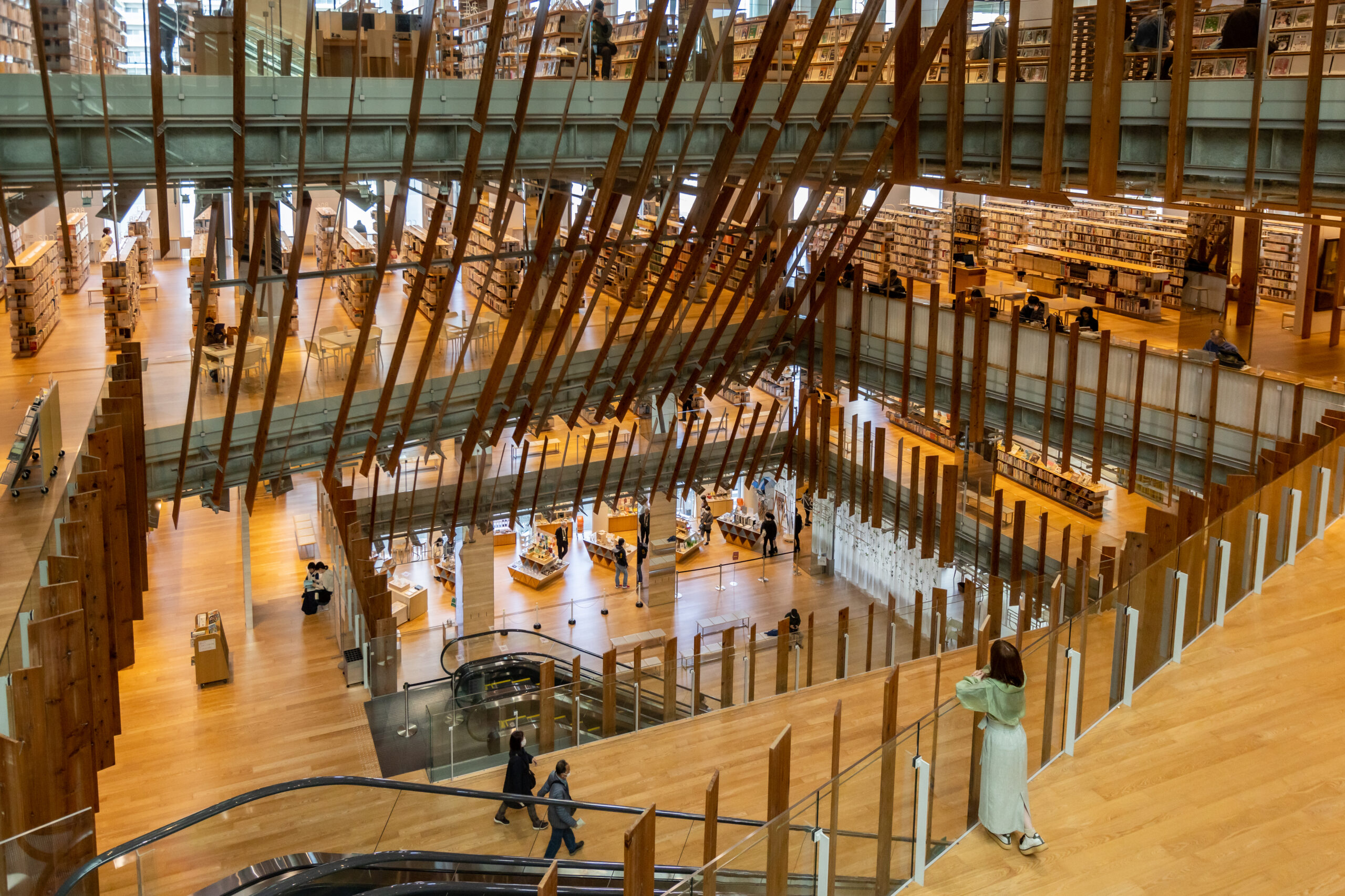 海洋深層水仕込み 牡蠣食べ放題と富山市ガラス美術館