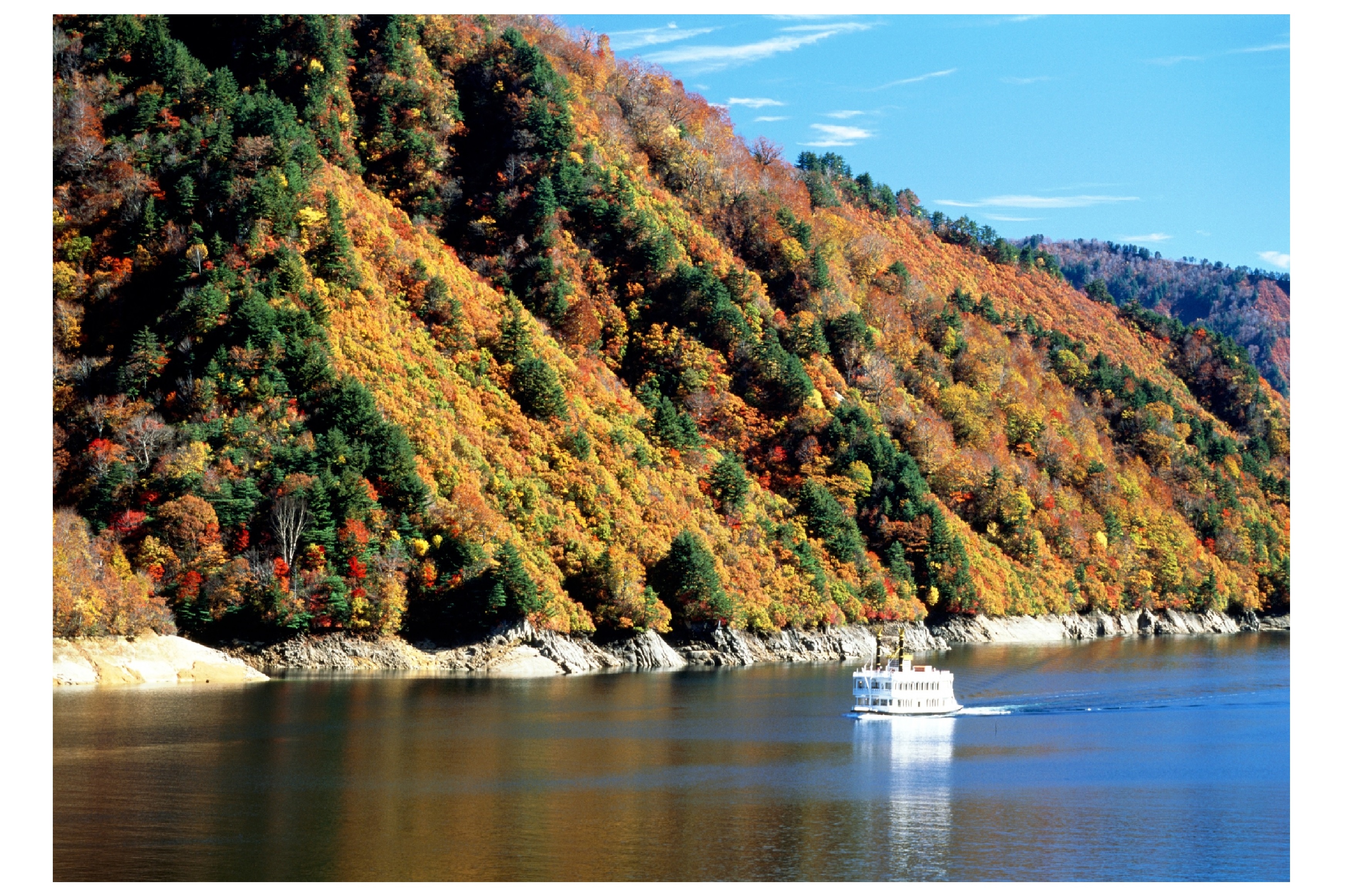 紅葉の奥只見湖遊覧船と清津峡