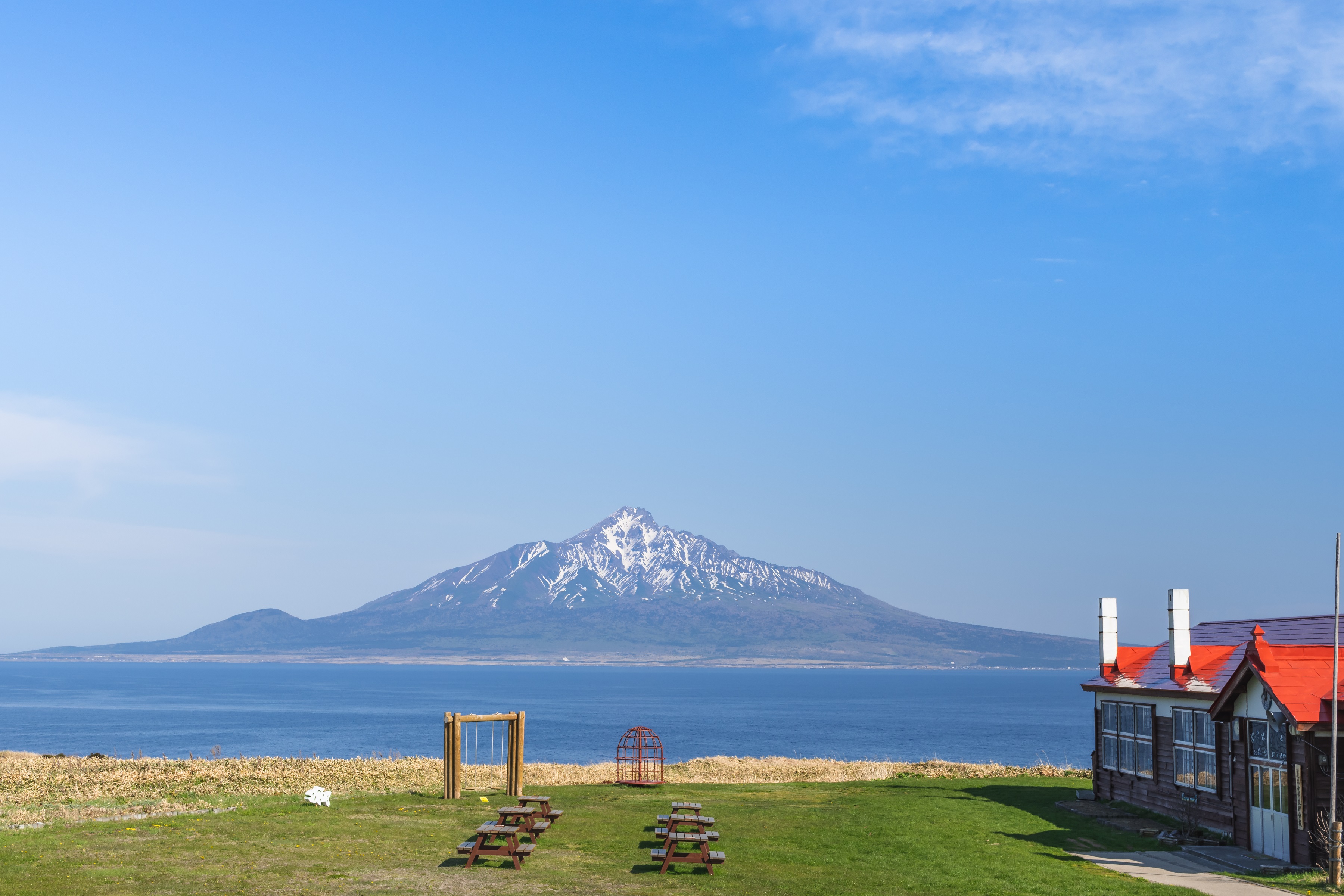 ＜FDAチャーターで行く！＞日本最北の富士 利尻島と花の浮島 礼文島