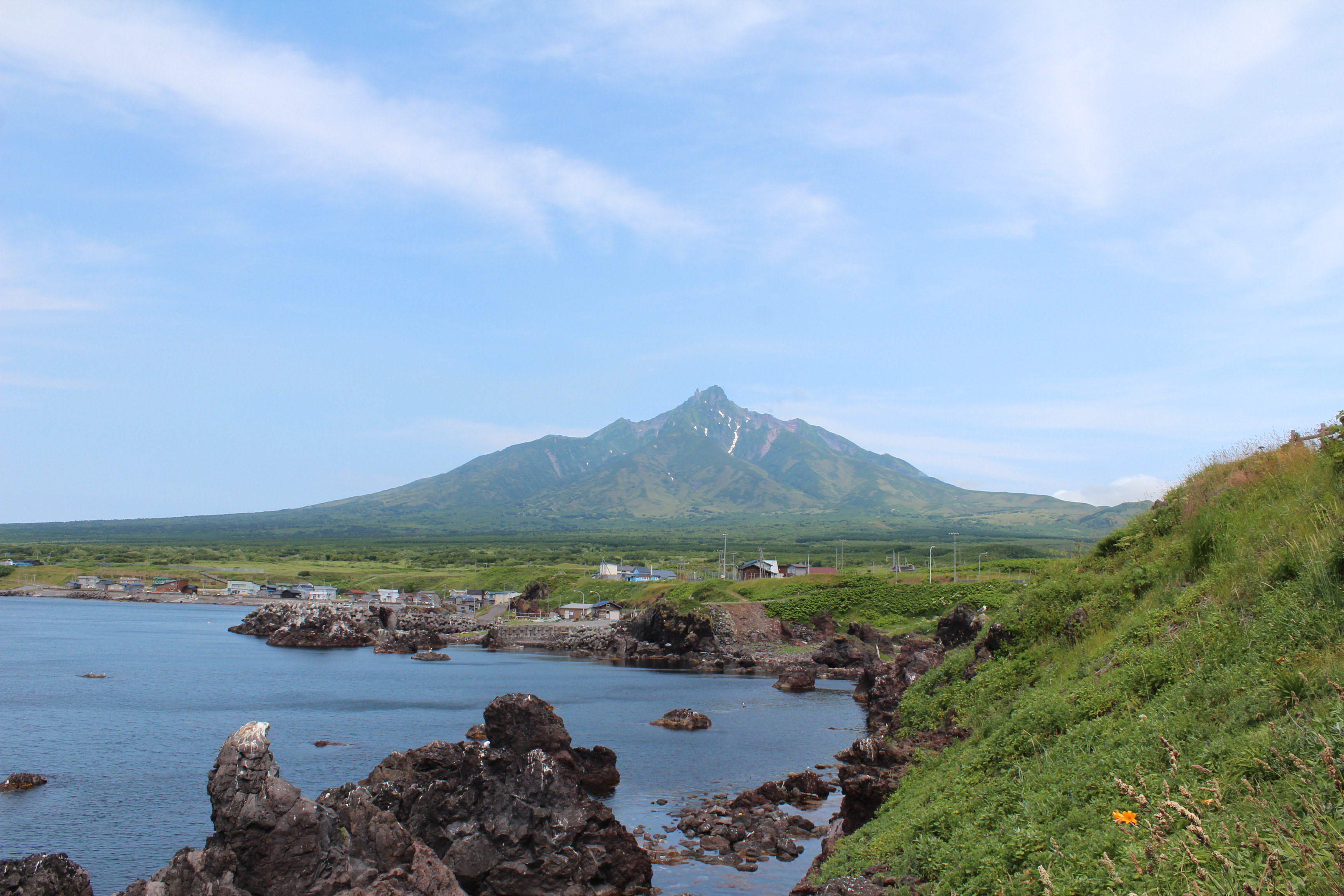 ＜FDAチャーターで行く！＞日本最北の富士 利尻島と花の浮島 礼文島